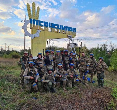 　タス通信によると、ロシア国防省は９月１０日、ウクライナ東部ハリコフ州の要衝イジューム周辺のロシア兵に撤退を命じ、ドネツク州の他の作戦を強化するよう指示を出したことを明らかにした。写真はウクライナ軍が奪還したハリコフ州の集落。１０日ウクライナ軍提供（２０２２年　ロイター）