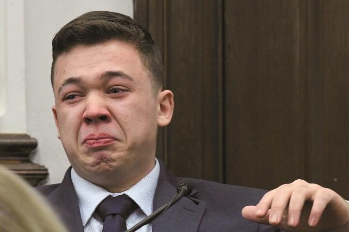 法廷で事件が起きた状況を説明しながら号泣したカイル・リッテンハウス　MARK HERTZBERGｰPOOLｰREUTERS