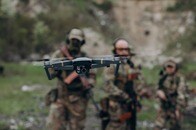 ロシア軍の拠点に、ウクライナ軍FPVドローンが突入...建物を内部から爆発させた攻撃成功の瞬間映像