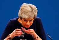 英保守党大会、不幸な大失態演じたメイ首相とほくそ笑むジョンソン外相
