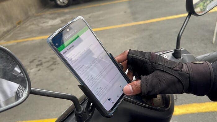 デジタル配送管理システムを確認するドライバー