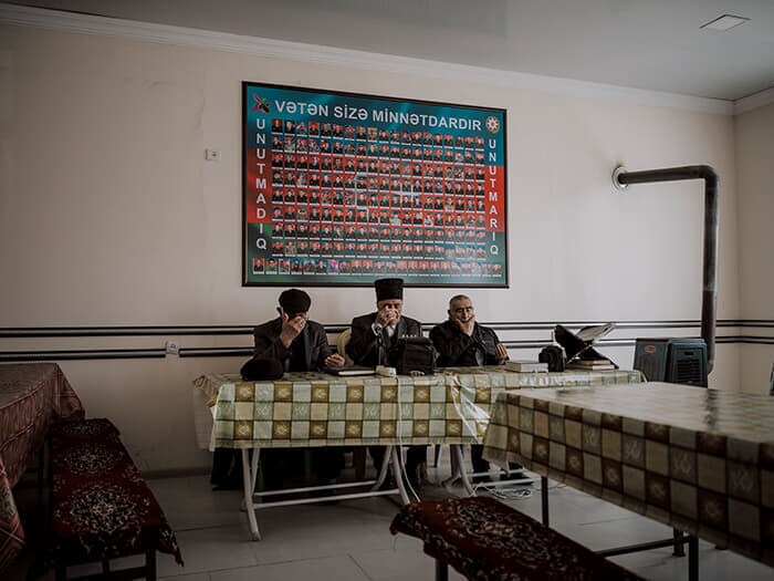 ラマダン（断食月）中に行われた埋葬式で祈るイスラム教徒