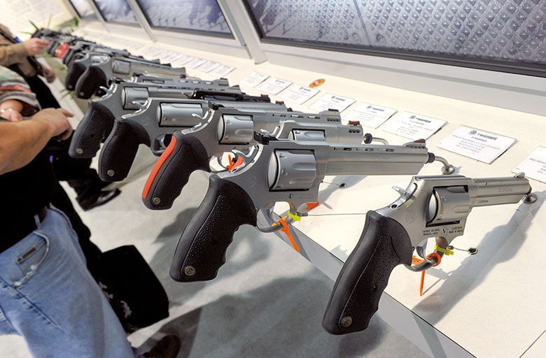 ほかの消費財と違い、アメリカでは銃の製造者責任は問われない（展示会に並ぶトーラスの銃）　Ethan Miller/GETTY IMAGES