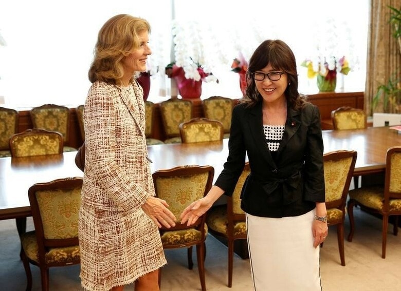 ９月１５日、訪米中の稲田朋美防衛相は、日米の共同巡航訓練や地域海軍との演習を通じて、南シナ海への関与を強めていく方針を明らかにした。ケネディ駐日米大使と防衛省で９日撮影（２０１６年　ロイター／Issei Kato）