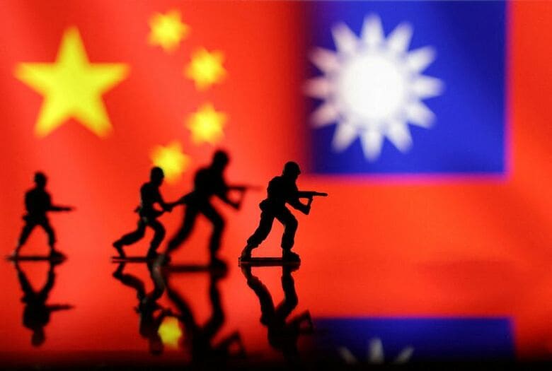 写真は中国と台湾の旗と、兵士のミニチュアのイメージ。2023年4月撮影。REUTERS/Dado Ruvic