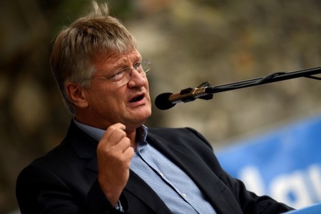 　９月４日、ドイツで数十年来規模の極右勢力による抗議行動の後、ＩＮＳＡが実施した最新調査で、極右政党「ドイツのための選択肢（ＡｆＤ）」の支持率が、連立与党を組む社会民主党（ＳＰＤ）を追い抜いたことが分かった。写真は演説するＡｆＤのモイテン党首。アーベンスベルクで３日撮影（２０１８年　ロイター／Andreas Gebert）