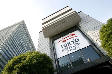 　前場の東京株式市場で日経平均は、前営業日比１９４円７５銭高の３万７９１８円８６銭と続伸した。写真は東京証券取引所。都内で２００８年１１月撮影（２０２５年　ロイター）