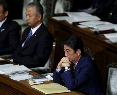　１月２８日、安倍晋三内閣の重要閣僚としてアベノミクスの強力な推進役だった甘利明氏（写真左）が、閣僚辞任を表明した。右は安倍首相、国会で２２日撮影（２０１６年　ロイター/Toru Hanai）