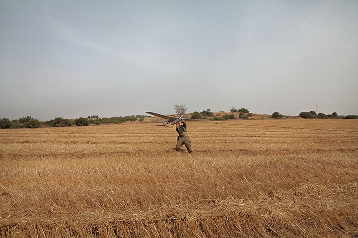 ガザとの境界線近くで偵察用小型ドローンの飛行実演を行うイスラエル軍の兵士