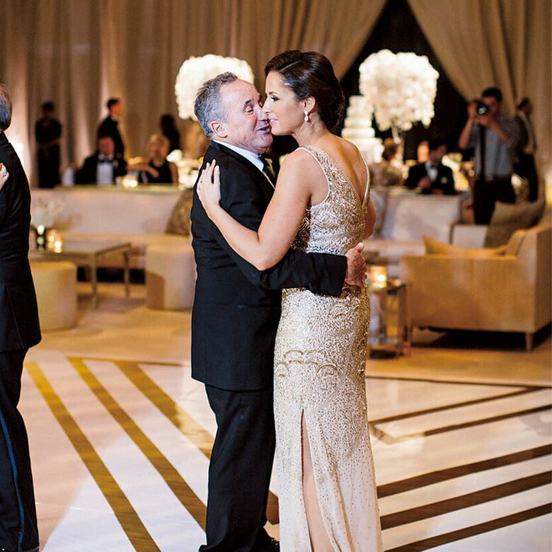 2016年の結婚式の際に父親と一緒に踊る筆者　DR. SHOSHANA UNGERLEIDER