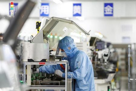　中国国家統計局が２７日発表した１─１０月の工業部門企業利益は、前年同期比３．０％減少した。写真は北京の半導体工場で２０２０年５月撮影（２０２２年　ロイター／Thomas Peter）