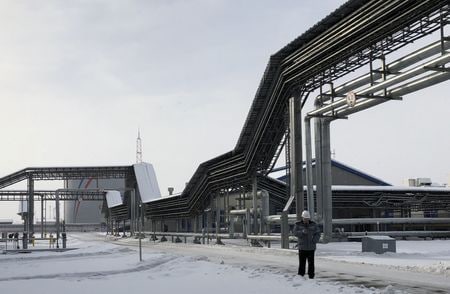 　３月２６日、在英ロシア大使館は、英国によるロシア船舶の拿捕（だほ）計画は敵対的で、ロシアは政治的、法的かつ「非対称的」な措置で対応すると表明した。写真はバルト海における主要輸出拠点であるウスチルガ港のパイプライン。２０１８年撮影（２０２６年　ロイター/Vladimir Soldatkin）