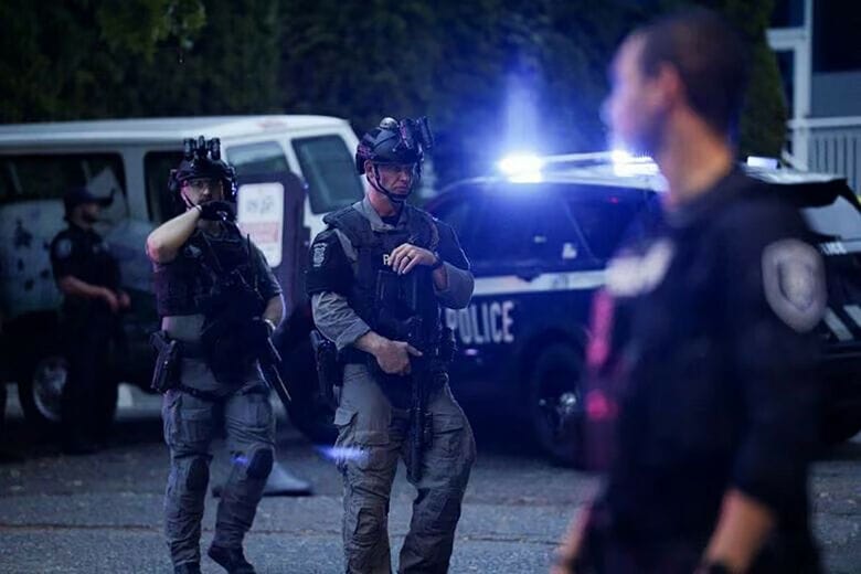 シアトル・センターで発生した銃撃事件の現場周辺を警備する警察官ら。2026年7月26日撮影。REUTERS/Jason Redmond