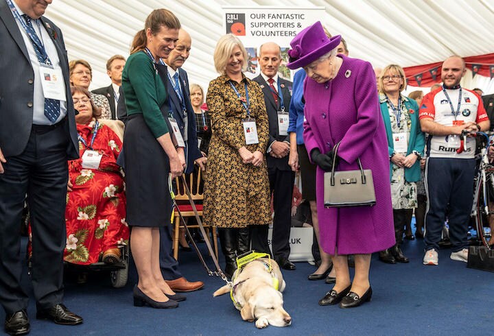 犬好きで知られるエリザベス女王　（写真は2019年）　Richard Pohle/Pool via REUTERS