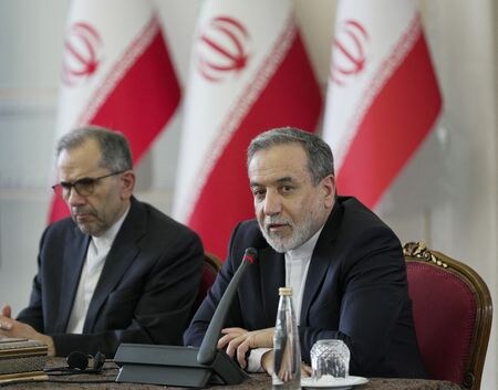 　イランのアラクチ外相（右）は１２日、国際原子力機関（ＩＡＥＡ）への協力姿勢を示す一方、爆撃を受けた核施設への立ち入りは安全保障上の問題があると強調した。テヘランで撮影。イラン外務省／WANA提供（２０２５年　ロイター）