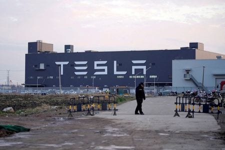 　５月２３日、米電気自動車（ＥＶ）大手テスラが上海工場で製造したＥＶをカナダ向けに出荷したことが明らかになった。写真は同社のロゴ。２０２０年１月、上海で撮影（２０２３年　ロイター/Aly Song）