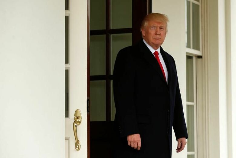 ３月２０日、米経済誌フォーブスの最新データによると、トランプ大統領の純資産は３５億ドルと、昨年１０月の３７億ドルから減少した。ホワイトハウスで撮影（２０１７年　ロイター／/Kevin Lamarque）