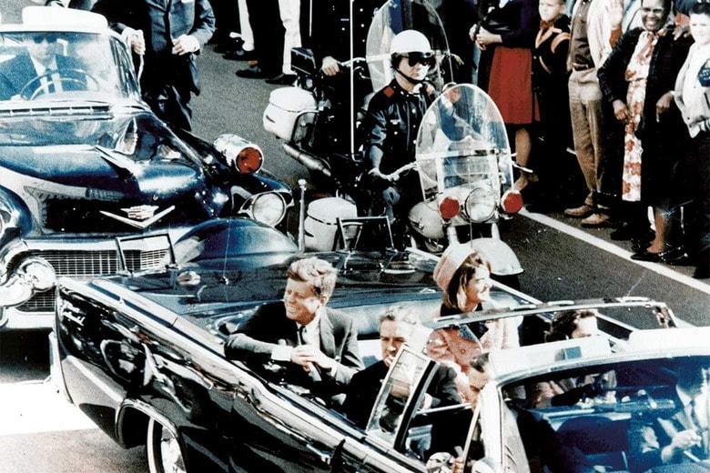 リムジンに乗ったケネディとジャッキー。前列にはテキサス州知事夫妻が同乗した　UNIVERSAL HISTORY ARCHIVEｰUNIVERASL IMAGES GROUP/GETTY IMAGES