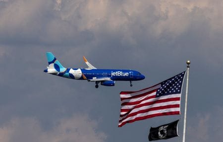 ７月２９日、米格安航空会社（ＬＣＣ）ジェットブルー航空 と米航空大手ユナイテッド航空は、両社が計画する提携を米運輸省が承認したと発表した。写真はジェットブルー機。ワシントンで２０２４年８月撮影（２０２５年　ロイター/ Umit Bektas）