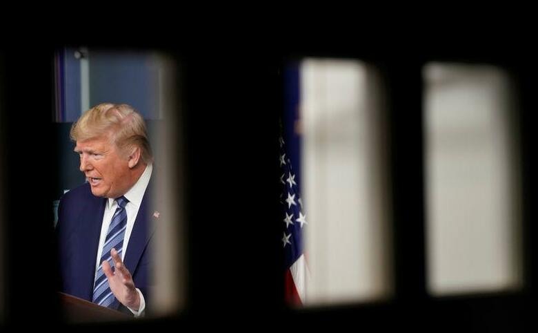 トランプ米大統領は新型コロナウイルス危機への政府の対応を巡り、民主党のバイデン前副大統領と協議した。5日撮影（2020年　ロイター/Joshua Roberts）