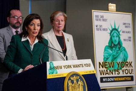 ３月３日、米国で野党民主党が知事を務めるニューヨークなど複数の州が、トランプ大統領によって解雇された連邦政府職員の採用に乗り出した。写真左は、会見に臨むニューヨーク州のホークル知事。同日、ニューヨークで撮影（２０２５年　ロイター/David Dee Delgado）