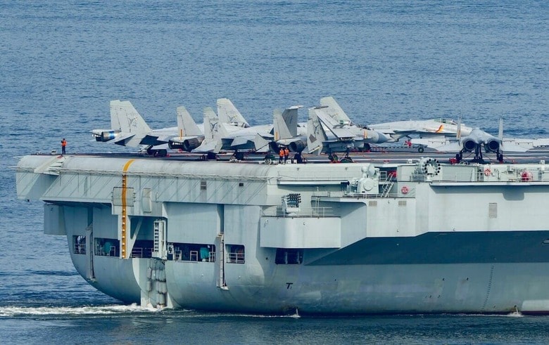 中国軍の空母「山東」の甲板上に並ぶJ-15戦闘機（7月2日、香港）　ZUMA Press Wire via Reuters Connect