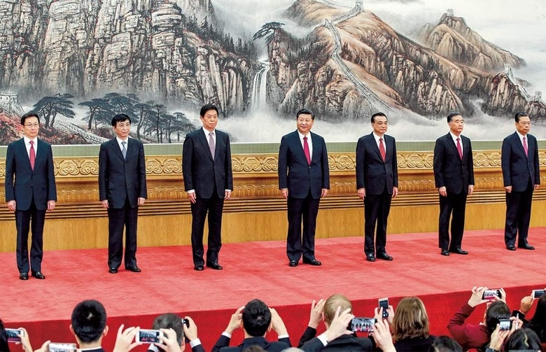 現在の政治局常務委員（左から韓正、王滬寧、栗戦書、習近平、李克強、汪洋、趙楽際。17年10月）　JASON LEEｰREUTERS
