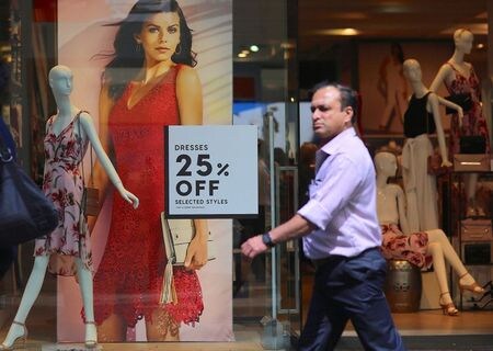 　１２月１０日、豪中銀のロウ総裁は、消費者が税還付分を第３・四半期に支出しなかったのは意外だとしたうえで、時間とともに消費に回すだろうとの見方を示した。写真はシドニーで２０１７年１０月撮影（２０１９年　ロイター／Steven Saphore）