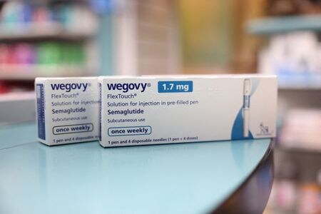 　５月２日、肥満症治療薬「ウゴービ」を手がけるデンマークの製薬大手ノボ・ノルディスクは、２０２４年の業績見通しを引き上げた。写真はウゴービの箱。３月、ロンドンで撮影（２０２４年　ロイター/Hollie Adams）