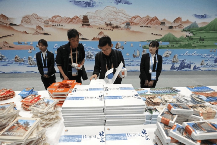 4月24日、中国が掲げる巨大経済圏構想「一帯一路」に関する国際会議が、25日から27日まで北京で開かれる。写真は23日、北京の「一帯一路」国際会議の会場で、メディア向けの資料を確認する記者ら。チャイナ・デイリー紙提供（2019年　ロイター）