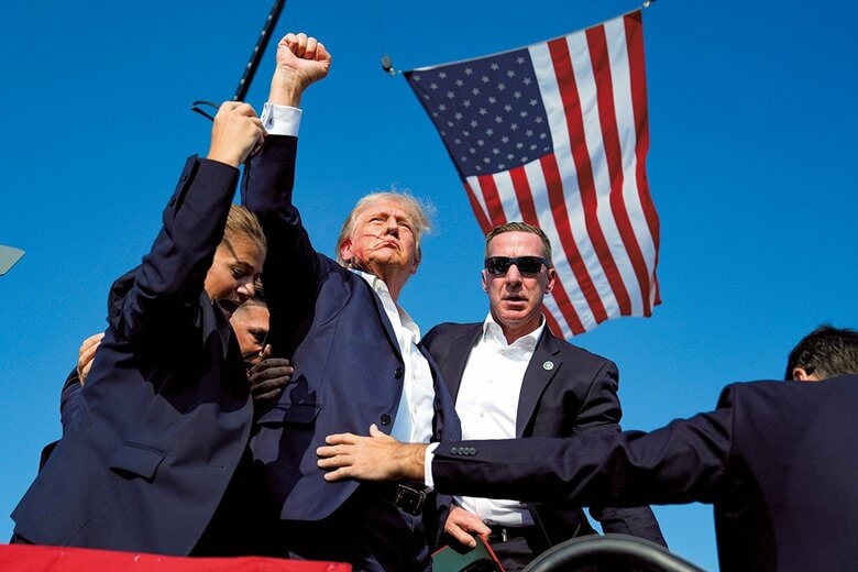 演説中に銃撃された後、立ち上がってこぶしを掲げたトランプ米大統領（2024年7月、ペンシルベニア州）　AP/AFLO