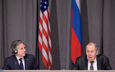 ブリンケン米国務長官は２日、ロシアがウクライナに侵攻した場合は「高い代償」を払うことになると警告し、ロシアに対して外交的手段による危機解消を求めた。（２０２１年　ロイター/Jonathan Nackstrand）