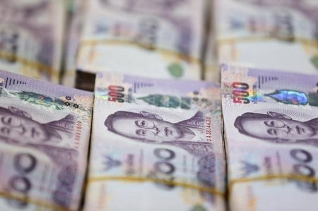 　７月１２日、タイ中銀のウィーラタイ・サンティプラポップ総裁は、バーツの急激な変動に対し中銀が対応策を講じてきたと発言した。写真はタイのバーツ紙幣。２０１６年５月にバンコクで撮影（２０１８年　ロイター／Athit Perawongmetha）