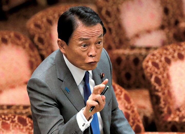 報告書問題で批判される麻生だが、年金だけで暮らせないのは事実　ISSEI KATO-REUTERS