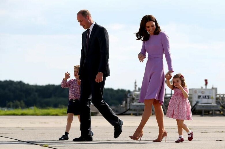 ９月４日、英王室は、ウィリアム王子の妻キャサリン妃が第３子を妊娠したと発表した。王子一家、ハンブルクで７月撮影（２０１７年　ロイター／Christian Charisius）