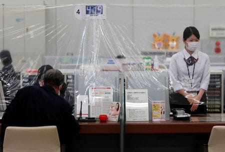 金融庁と日銀は６日、大手金融機関を対象に共同で財務健全性をチェックする「共通ストレステスト」を継続的に実施する方針を明らかにした。同日公表した日銀レビューで明記した。写真はコロナ感染防止対策を実施した東京都内の三菱ＵＦＪ銀・東中野支店。２０２０年４月２４日に撮影。（２０２０年　ロイター／Kim Kyung-Hoon）