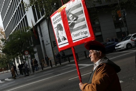 　１１月２日、ベルギーに滞在中のカタルーニャ自治州のプチデモン元首相（写真）にスペインは逮捕令状を発行する見込み。写真はマドリッドの裁判所前でプラカードを掲げる男性（２０１７年　ロイター/Susana Vera）