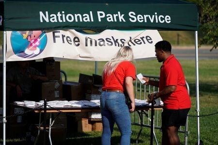 　７月８日、ロイターの集計によると、新型コロナウイルスの感染者は世界全体で１１８５万人を超え、死者は５４万２７０６人となった。写真はワシントンで４日撮影（２０２０年　ロイター／Joshua Roberts）