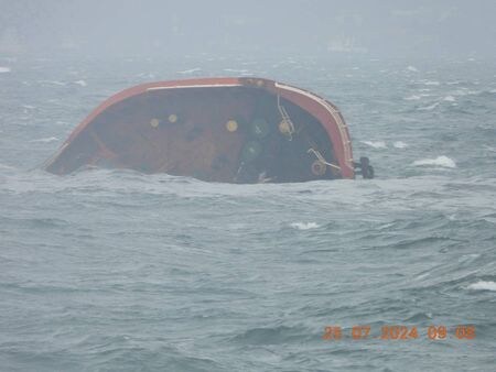 　７月２５日、フィリピン沖で工業用燃料を積んだタンカーが悪天候の中で沈没し、大規模な燃料流出が起きている。沿岸警備隊は行方不明者の捜索を進めている。提供写真（２０２４年　ロイター/Philippine Coast Guard）