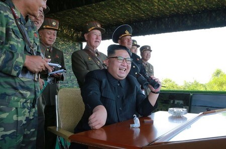 　８月２６日、ハワイにある米太平洋軍によると、北朝鮮は朝、短距離ミサイル３発を発射した。１発は発射直後に爆発し、残りの２発は北東方向に約２５０キロ飛行したという。写真は北朝鮮の金正恩朝鮮労働党委員長（写真中央）。２５日にKCNAが公表。（２０１７年　ロイター）