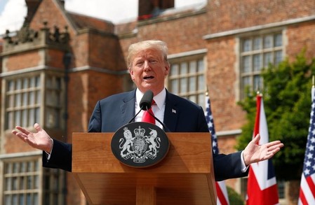 　７月１３日、トランプ米大統領は英著名ジャーナリストのインタビューに応じ、「誰もが私に望んでいる」ため、２０２０年の大統領選で再選を目指すつもりだと述べた。写真は１３日、英バッキンガムシャーで撮影（２０１８年　ロイター／Kevin Lamarque）