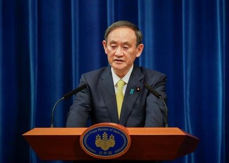 菅義偉政権８日、新経済対策案を閣議決定する。写真は２０２０年１２月４日に官邸で記者会見した菅首相。（２０２０年　ロイター／プール写真）