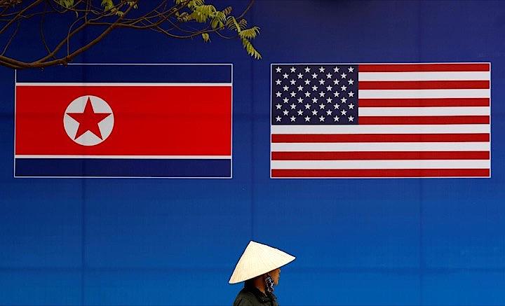 米国務省は、今月に再開される見通しの米朝協議に先立ち、北朝鮮が非核化に向けたプロセスの初期段階として核プログラムを凍結することに期待を示した。写真は米朝両国の国旗。ハノイで２月に撮影（２０１９年　ロイター／KIM KYUNG-HOON）