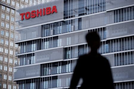 　８月７日、国内投資ファンドの日本産業パートナーズ（ＪＩＰ）が主導する連合は、東芝株を８日から公開買い付け（ＴＯＢ）すると発表した。写真は東芝のロゴ。４月、川崎市内で撮影（２０２３年　ロイター/Androniki Christodoulou）