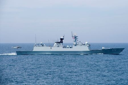 米海軍第７艦隊のカール・トーマス司令官は２７日、南シナ海で中国海警局の船がフィリピンの船に放水銃を発射した事案に触れ、中国の「攻撃的行動」に対抗し、制止する必要があるとの見解を示した。写真は南シナ海でヘリコプターが着艦する中国艦。２０１７年６月、米海軍が公開（２０２３年　U.S. Navy/Handout via REUTERS）