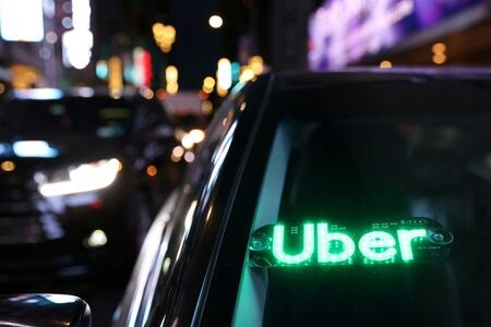 米配車大手ウーバー・テクノロジーズは１１日、米国で燃油サーチャージを導入すると発表した。資料写真、２０２１年１１月、ニューヨーク（２０２２年　ロイター／Andrew Kelly）