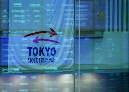 寄り付きの東京株式市場で、日経平均は前営業日比３２７円８１銭高の２万８６１１円７３銭となり、反発して始まった。写真は２０１２年４月、東京証券取引所で撮影（２０２１年　ロイター／Toru Hanai）