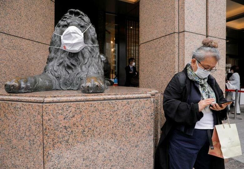 政府が東京都や関西圏に３度目の緊急事態宣言を発令すれば、４─６月期の実質国内総生産（ＧＤＰ）の下振れは避けられないとの見方が多い。２度目の宣言に比べて厳しい措置となる見通しで、ＧＤＰの約５割を占める消費に打撃となる。都内の百貨店で２２日撮影（２０２１年　ロイター/Androniki Christodoulou）