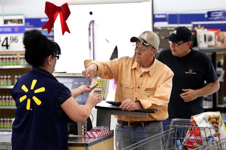 ４月の米個人消費支出（ＰＣＥ）価格指数は、前年同月比６．３％上昇。伸び率は１９８２年以来の高水準となった前月の６．６％から縮小した。写真は２０１４年、ロサンゼルスで撮影（２０２２ 年　ロイター／