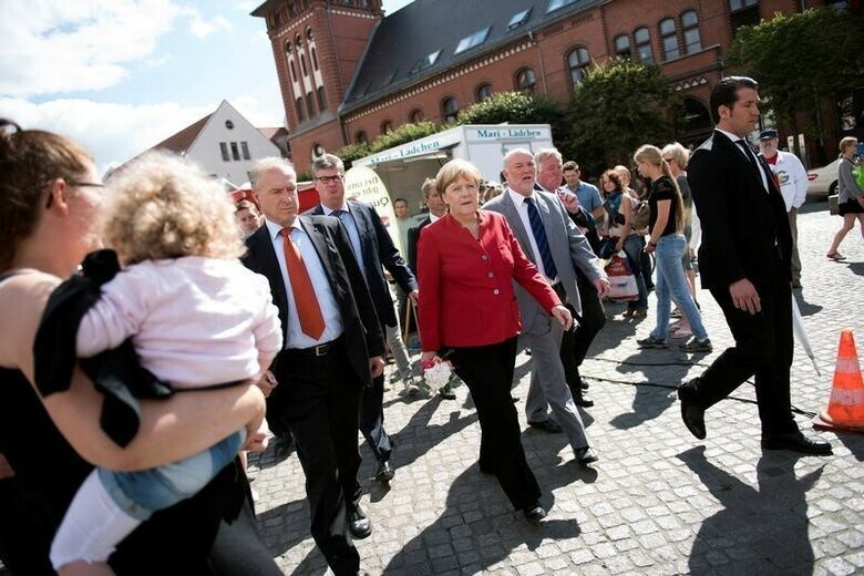 ９月４日、ドイツ北東部メクレンブルク・フォアポンメルン州で州議会選挙が行われた。写真は応援演説のため同州を訪問したメルケル首相（中央）。８月撮影（２０１６年　ロイター/Stefanie Loos）